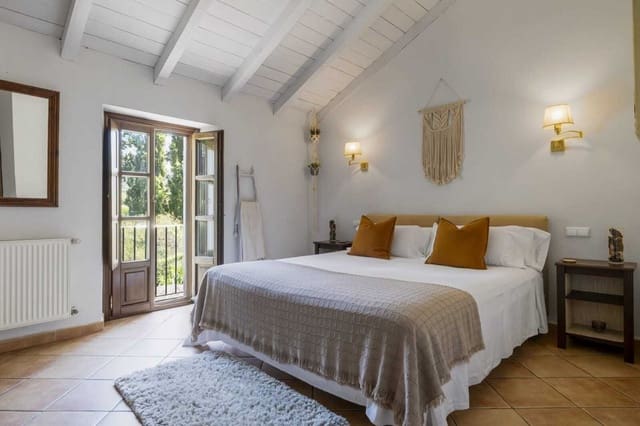 Chalet de 9 habitaciones en Cortes de la Frontera en venta con piscina - 975.000 € (Ref: 9439116)