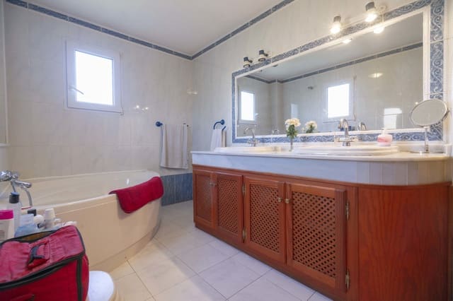 4 soveværelse Villa til salg i La Reserva, Marbella - € 950.000 (Ref: 9439134)