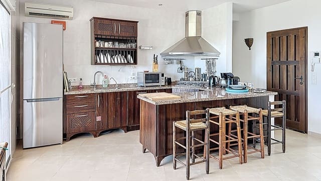 3 makuuhuone Huvila myytävänä paikassa Arenas mukana uima-altaan - 695 000 € (Ref: 9439144)