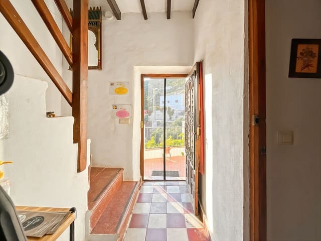 6 bedroom Finca/Country House for sale in Comares - € 324,500 (Ref: 9439145)