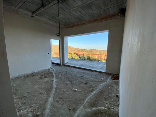 5 soveværelse Villa til salg i Las Chapas, Marbella - € 950.000 (Ref: 9439159)