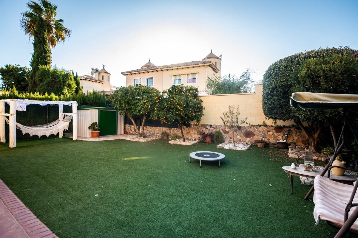 4 bedroom Villa for sale in Benferri - € 250,000 (Ref: 9439184)