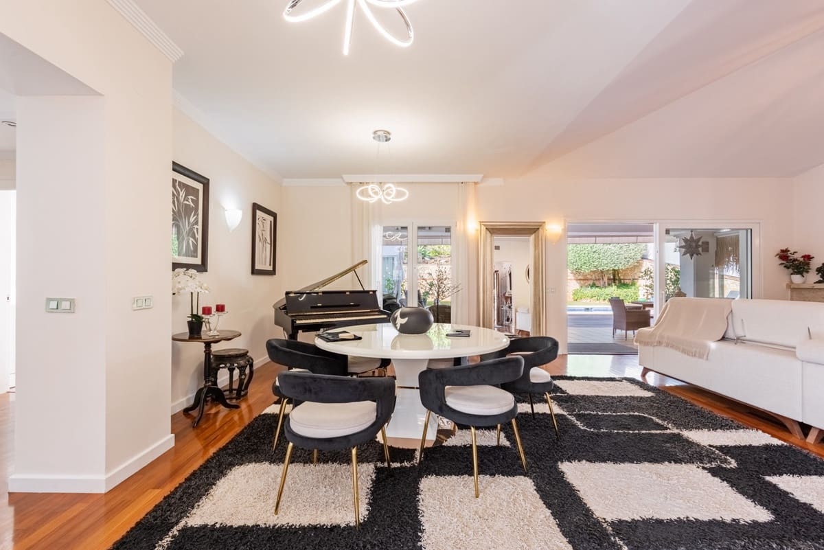 6 bedroom Villa for sale in La Sierrezuela with pool - € 1,595,000 (Ref: 9439222)