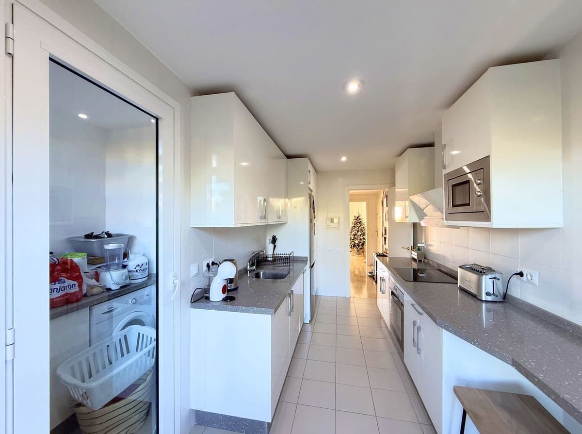 3 bedroom Apartment for sale in La Duquesa / Puerto de la Duquesa - € 595,000 (Ref: 9439266)