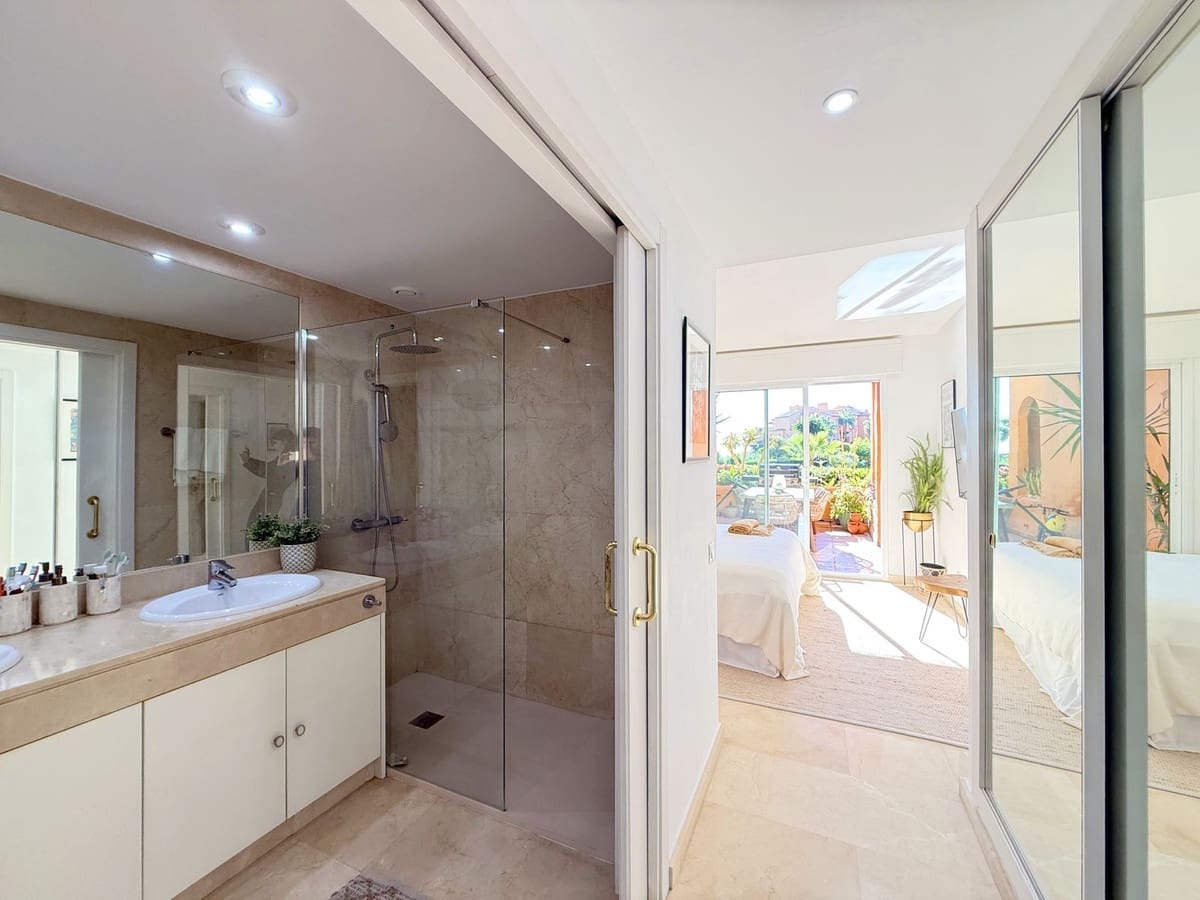 3 bedroom Apartment for sale in La Duquesa / Puerto de la Duquesa - € 595,000 (Ref: 9439266)