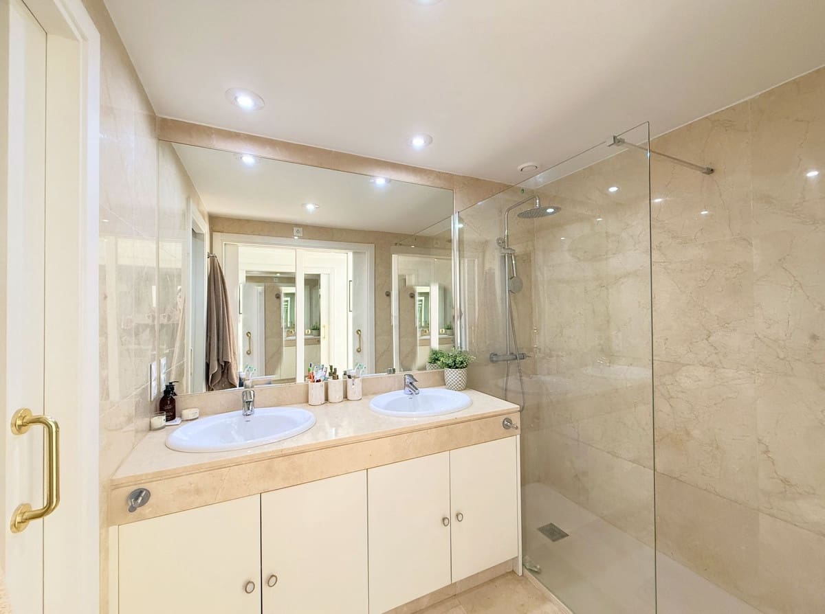 3 bedroom Apartment for sale in La Duquesa / Puerto de la Duquesa - € 595,000 (Ref: 9439266)