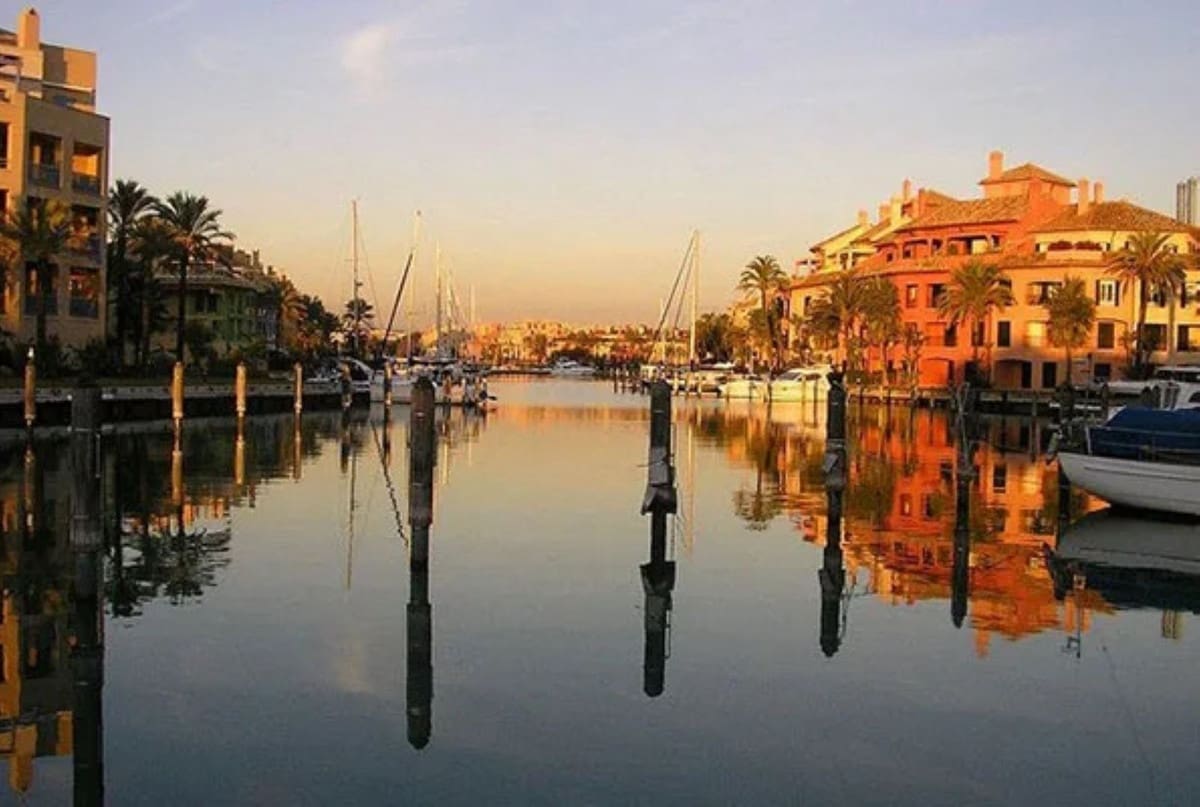 3 bedroom Apartment for sale in La Duquesa / Puerto de la Duquesa - € 595,000 (Ref: 9439266)