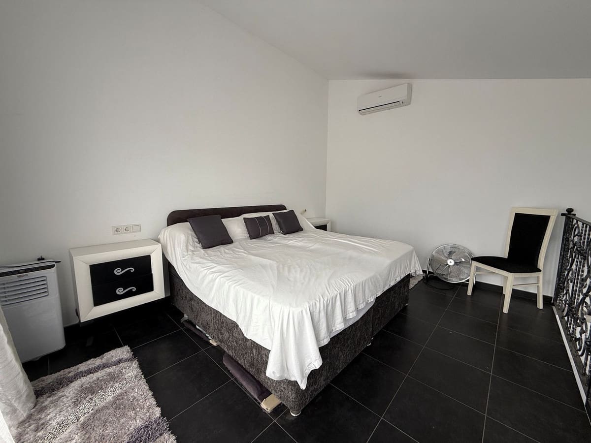 4 bedroom Villa for sale in Cerro del Aguila - € 899,000 (Ref: 9441085)