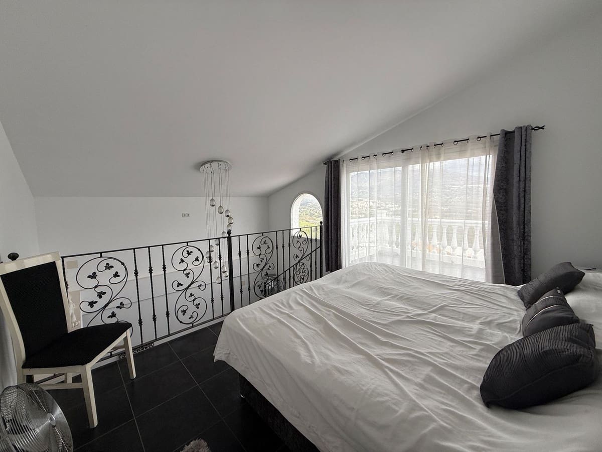 4 bedroom Villa for sale in Cerro del Aguila - € 899,000 (Ref: 9441085)