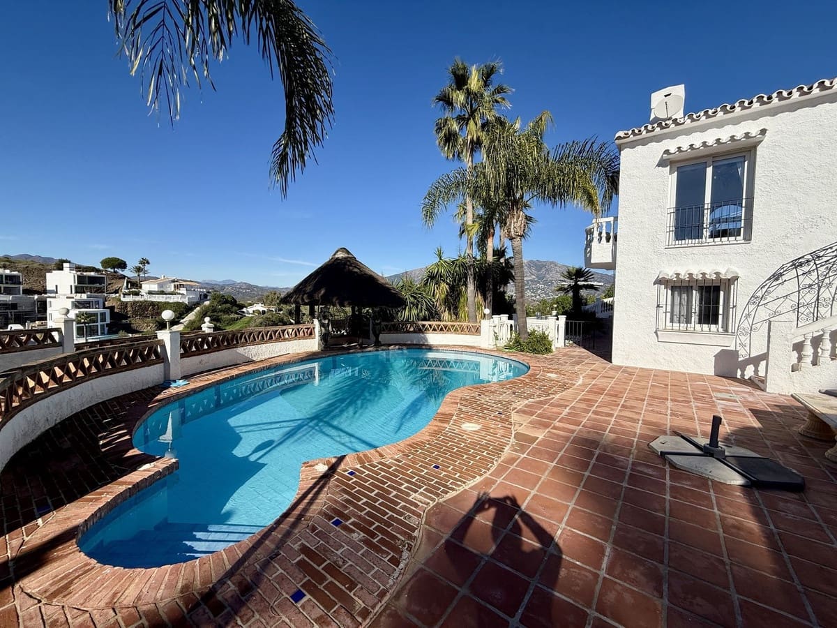 4 bedroom Villa for sale in Cerro del Aguila - € 899,000 (Ref: 9441085)