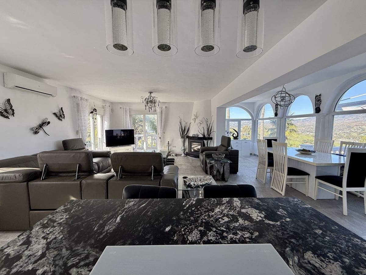 4 bedroom Villa for sale in Cerro del Aguila - € 899,000 (Ref: 9441085)