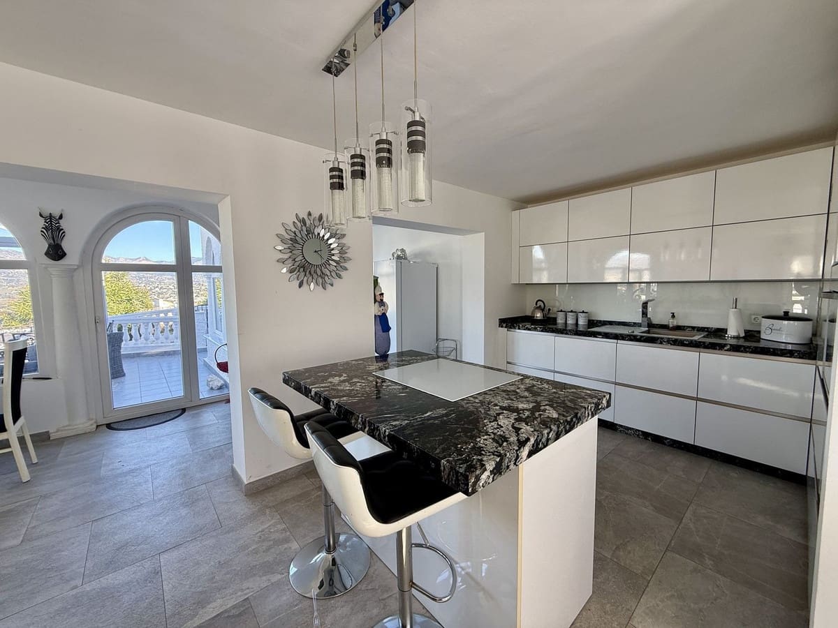 4 bedroom Villa for sale in Cerro del Aguila - € 899,000 (Ref: 9441085)