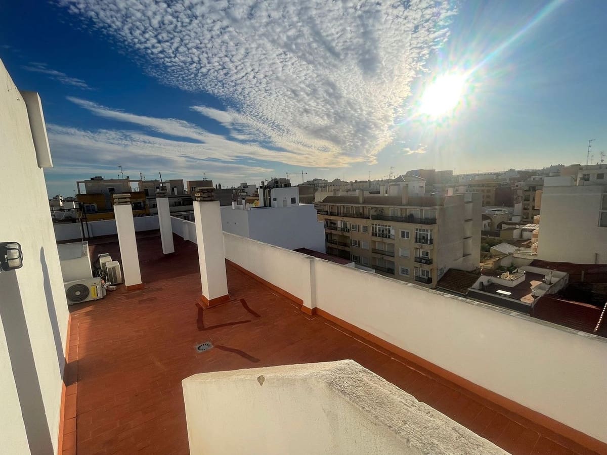 4 bedroom Apartment for sale in Torrevieja - € 277,000 (Ref: 9446654)