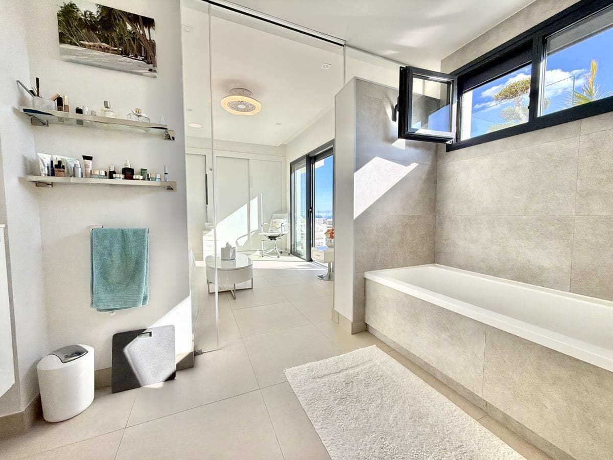 2 bedroom Penthouse for sale in La Cala de Mijas - € 995,000 (Ref: 9449942)