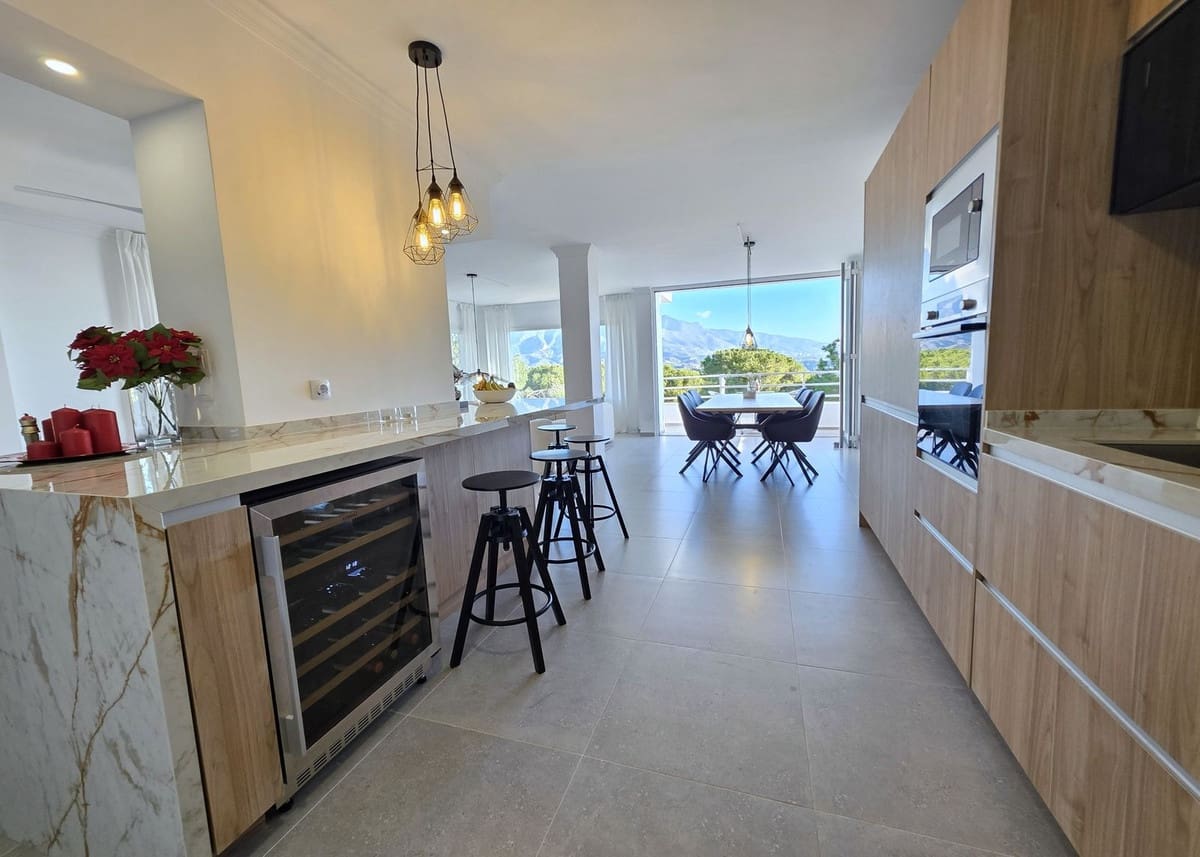 3 soveværelse Lejlighed til salg i Nueva Andalucia med garage - € 695.000 (Ref: 9451609)
