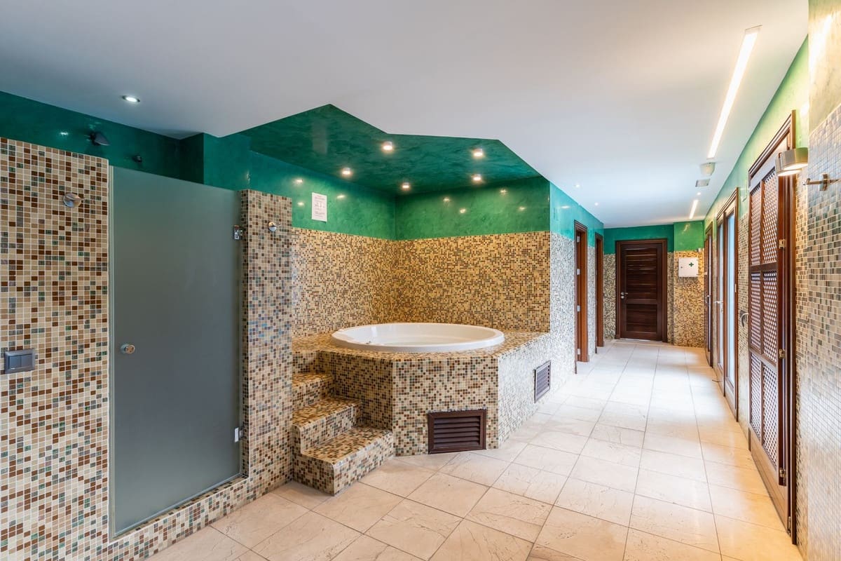 Apartamento de 2 habitaciones en Estepona en venta - 1.400.000 € (Ref: 9467878)