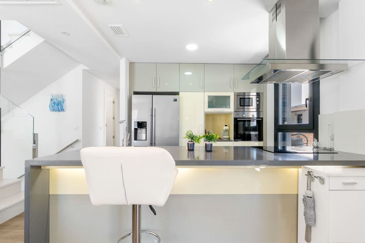 5 bedroom Villa for sale in Torrevieja - € 439,000 (Ref: 9470146)