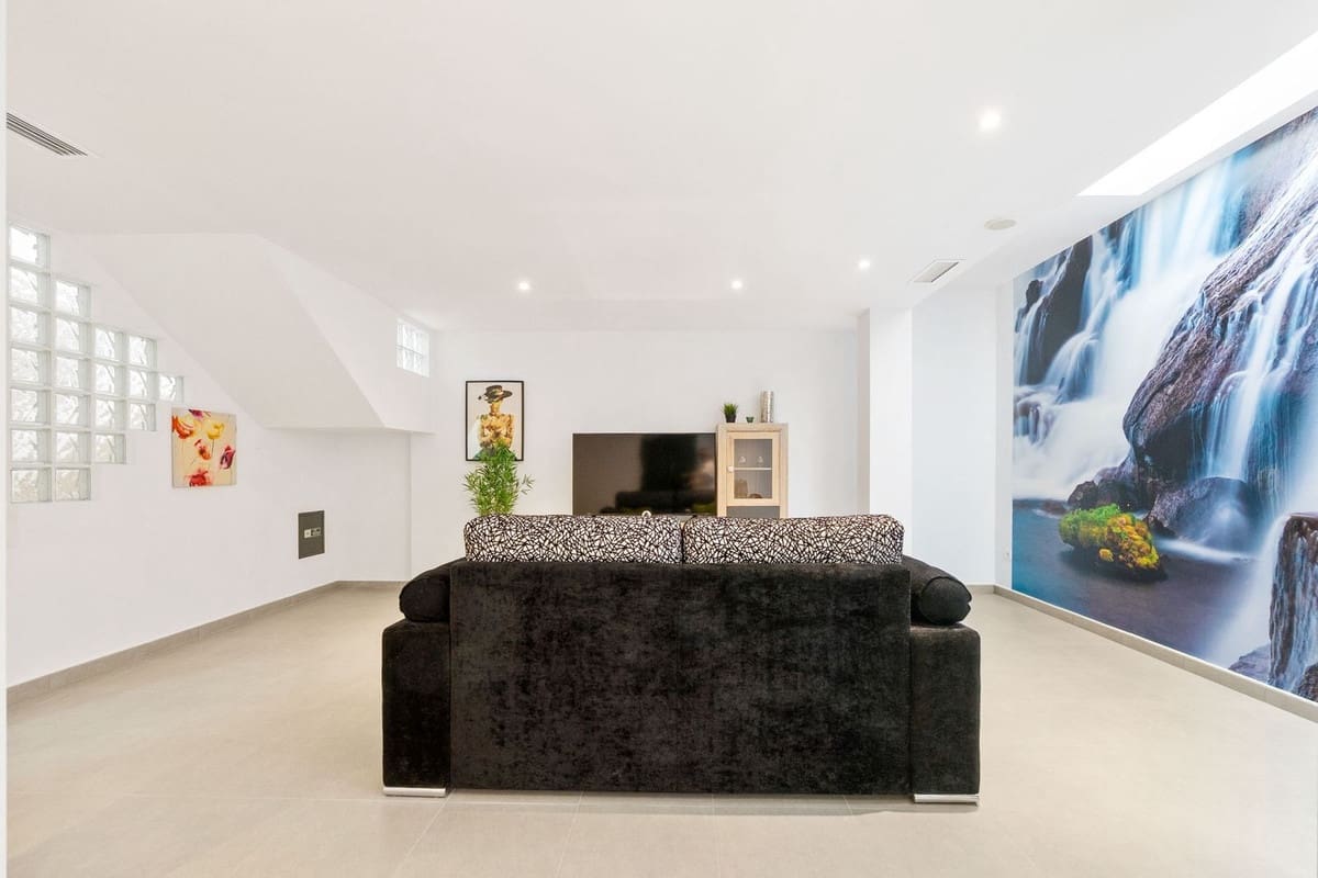 5 bedroom Villa for sale in Torrevieja - € 439,000 (Ref: 9470146)