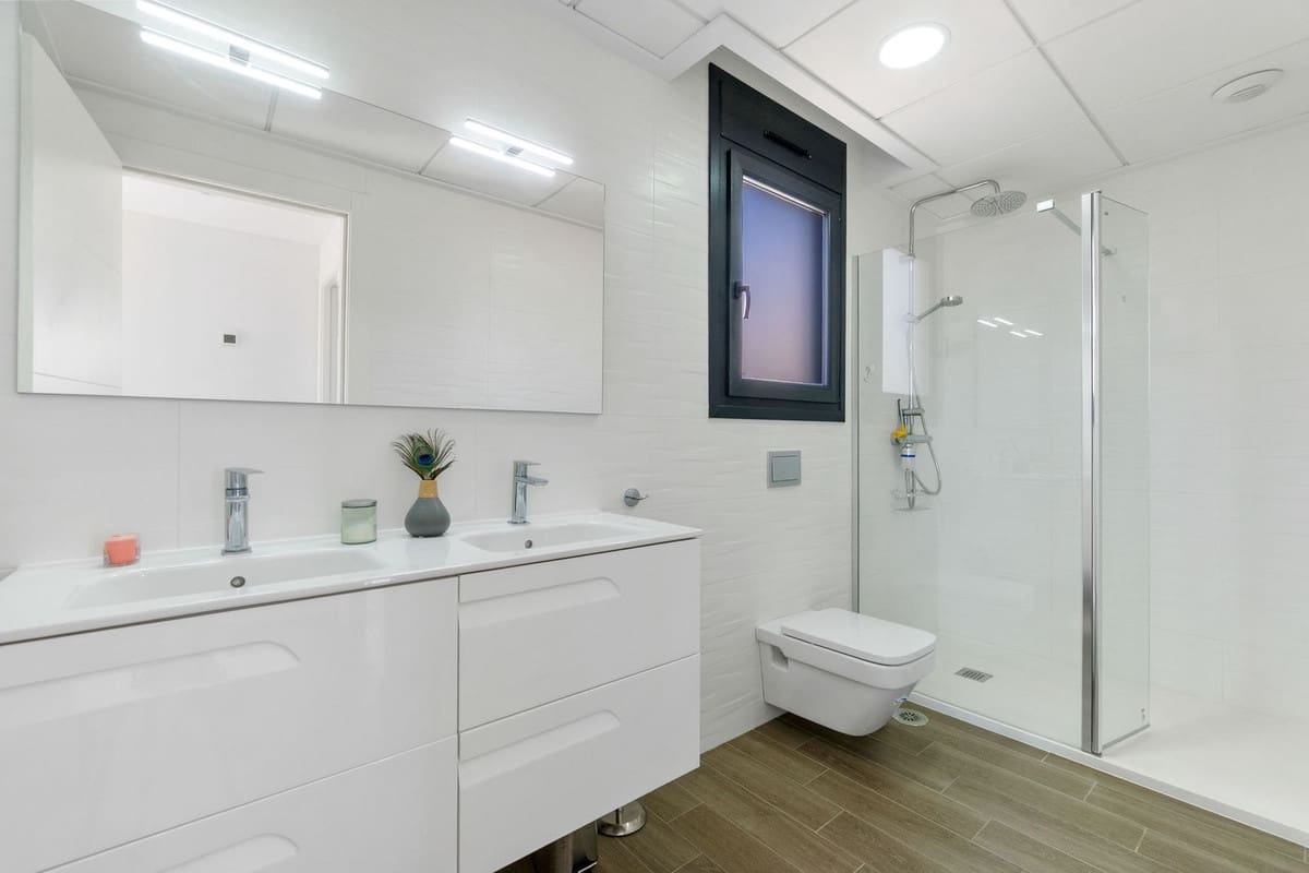 5 bedroom Villa for sale in Torrevieja - € 439,000 (Ref: 9470146)