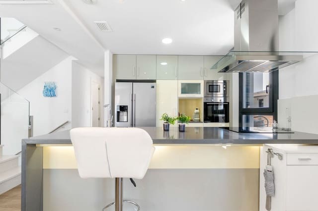 5 bedroom Villa for sale in Las Piscinas Naturales, Torrevieja - € 439,000 (Ref: 9470146)