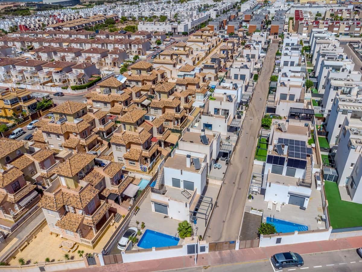 5 bedroom Villa for sale in Torrevieja - € 439,000 (Ref: 9470146)