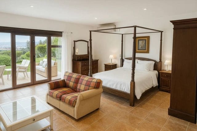 Chalet de 5 habitaciones en Parque Central, Estepona en venta - 1.900.000 € (Ref: 9470779)