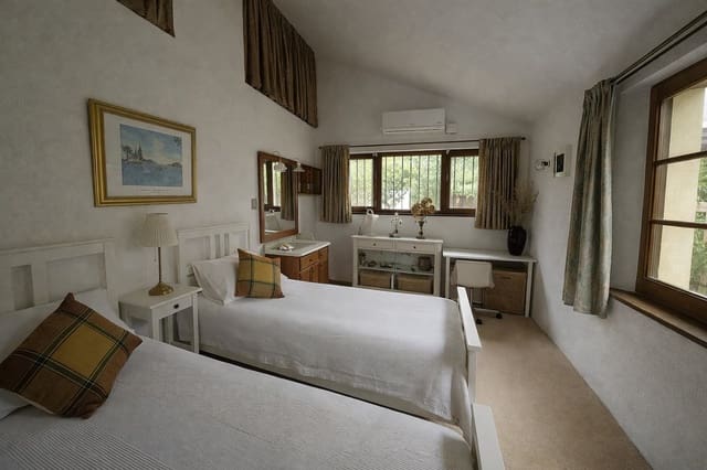 Chalet de 5 habitaciones en Parque Central, Estepona en venta - 1.900.000 € (Ref: 9470779)