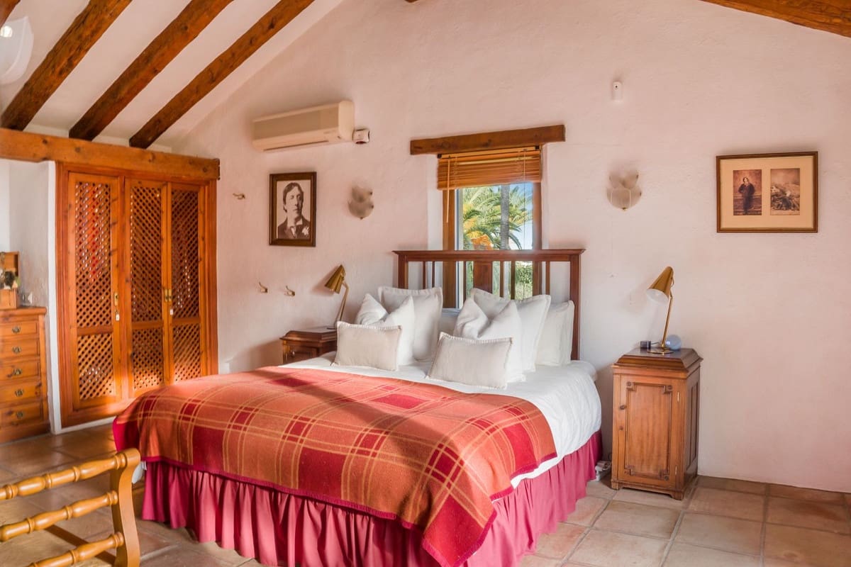 5 bedroom Villa for sale in Estepona - € 1,750,000 (Ref: 9470779)
