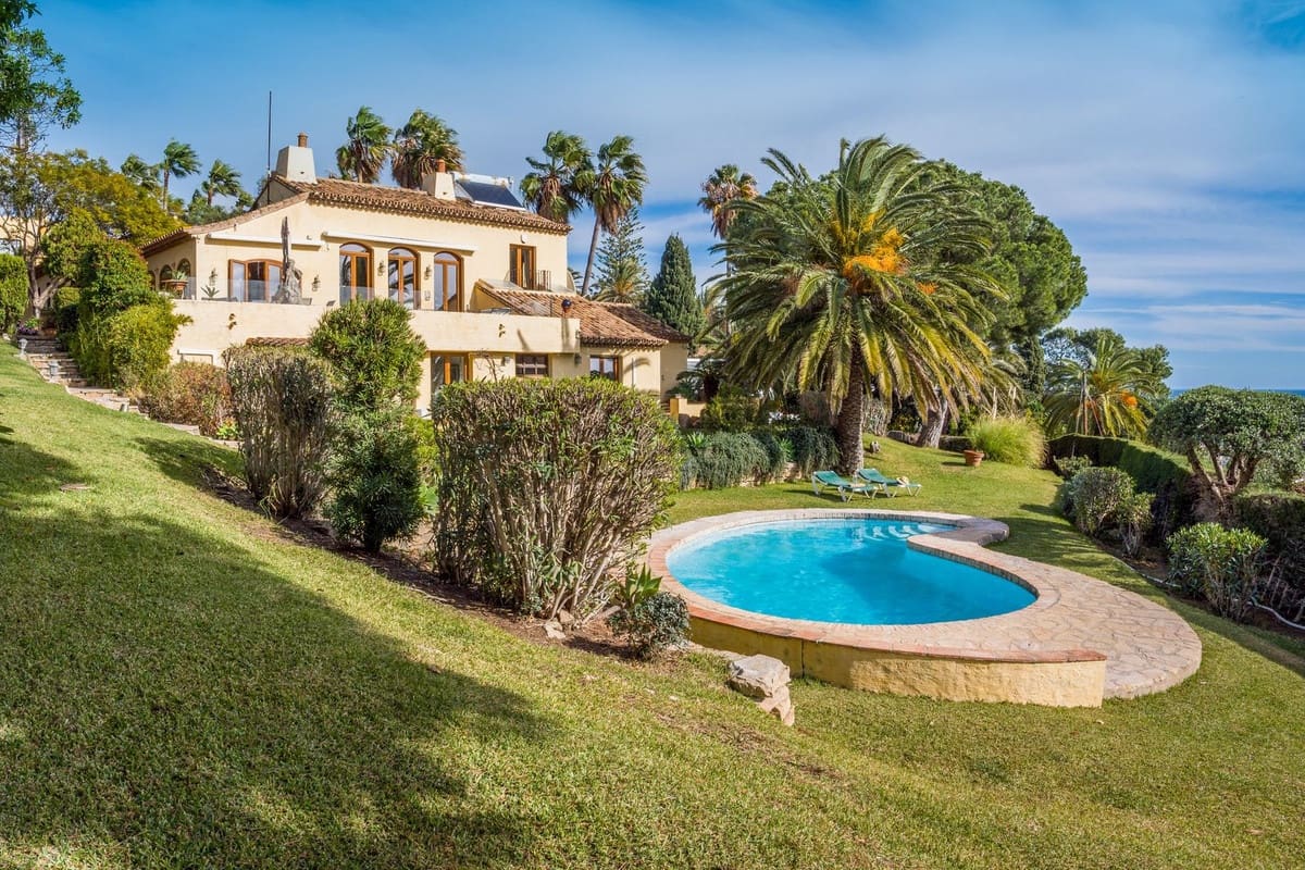 5 bedroom Villa for sale in Estepona - € 1,750,000 (Ref: 9470779)