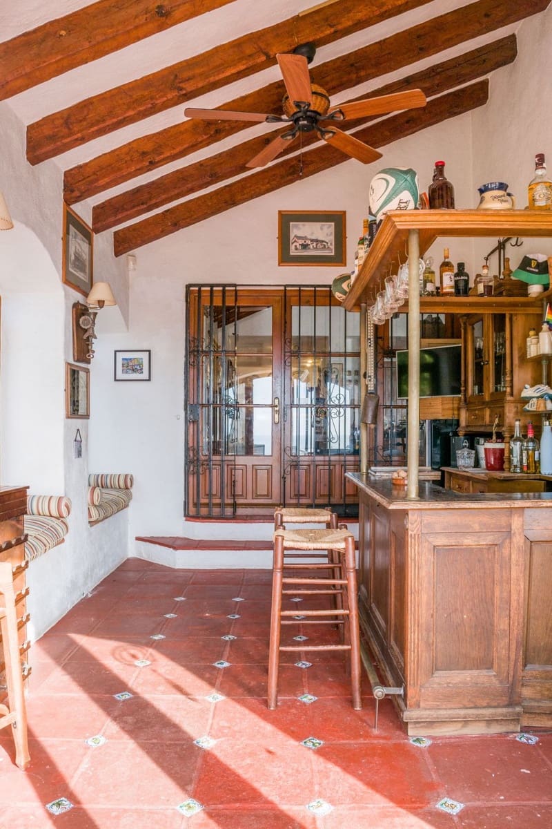 5 bedroom Villa for sale in Estepona - € 1,750,000 (Ref: 9470779)