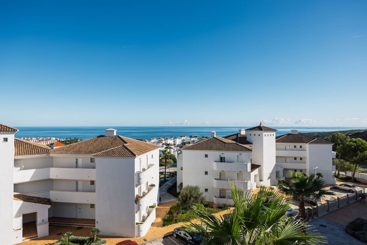2 bedroom Apartment for sale in La Duquesa / Puerto de la Duquesa - € 240,000 (Ref: 9481659)