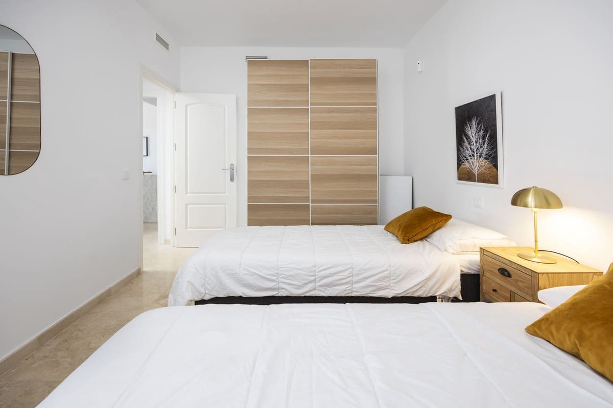 2 bedroom Apartment for sale in La Duquesa / Puerto de la Duquesa - € 240,000 (Ref: 9481659)