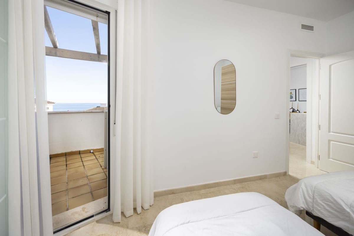 2 bedroom Apartment for sale in La Duquesa / Puerto de la Duquesa - € 240,000 (Ref: 9481659)