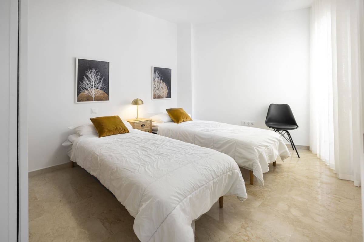 2 bedroom Apartment for sale in La Duquesa / Puerto de la Duquesa - € 240,000 (Ref: 9481659)