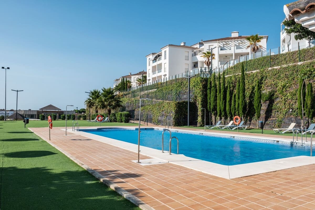 2 bedroom Apartment for sale in La Duquesa / Puerto de la Duquesa - € 240,000 (Ref: 9481659)