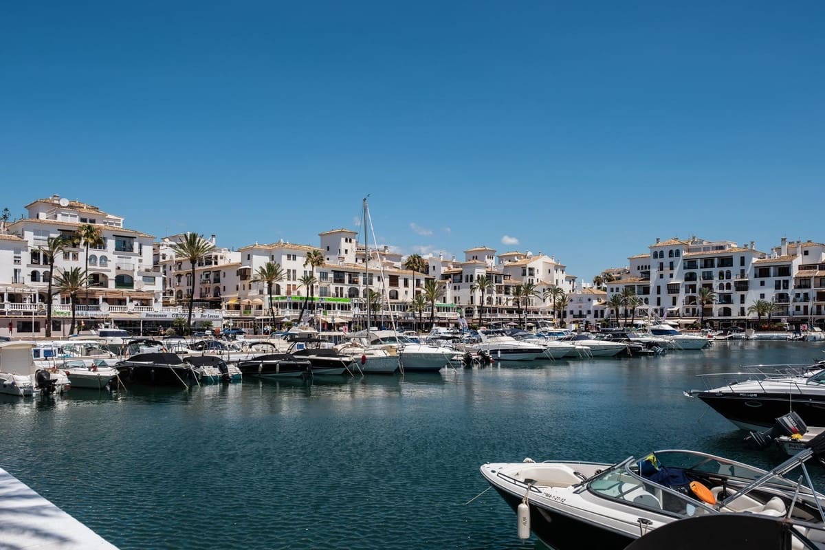 2 bedroom Apartment for sale in La Duquesa / Puerto de la Duquesa - € 240,000 (Ref: 9481659)