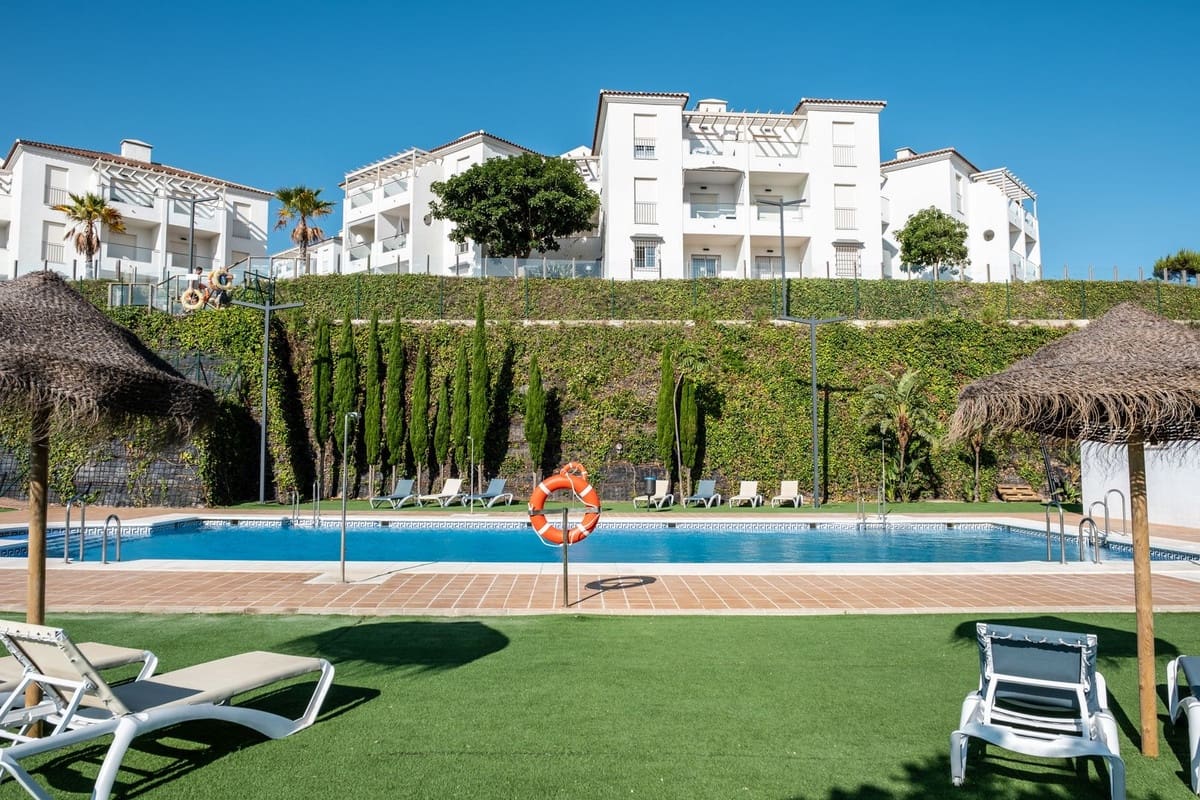 2 bedroom Apartment for sale in La Duquesa / Puerto de la Duquesa - € 240,000 (Ref: 9481659)