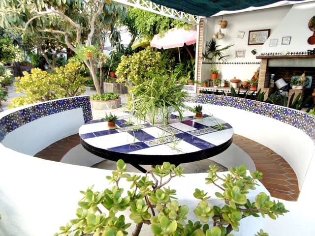 6 bedroom Villa for sale in Coín with pool - € 915,000 (Ref: 9488567)