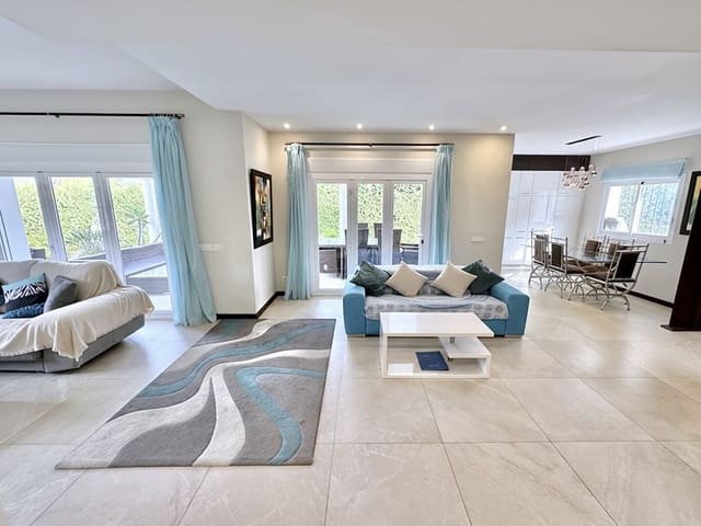 Chalet de 5 habitaciones en Puerto Banus, Marbella en venta con piscina - 1.695.000 € (Ref: 9496594)