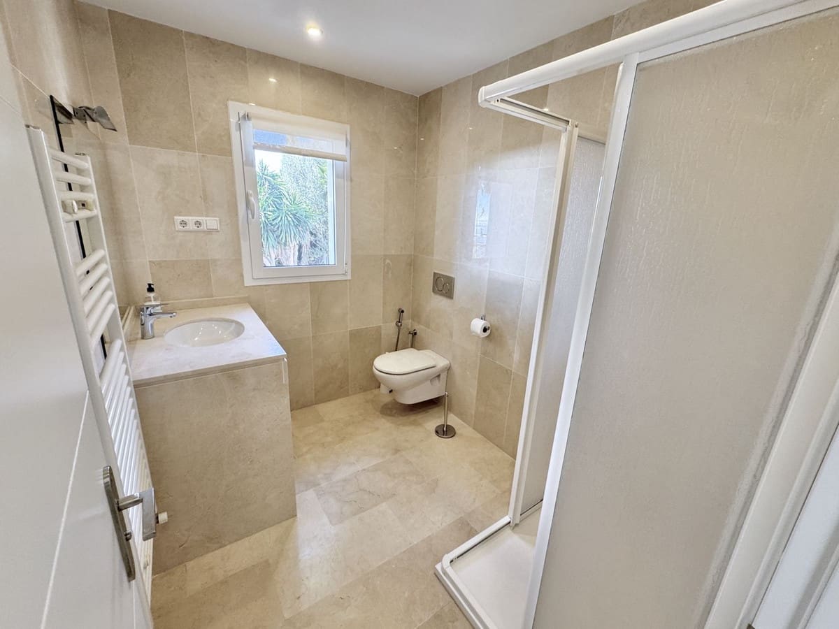 5 bedroom Villa for sale in La Cala de Mijas with pool - € 1,595,000 (Ref: 9496595)