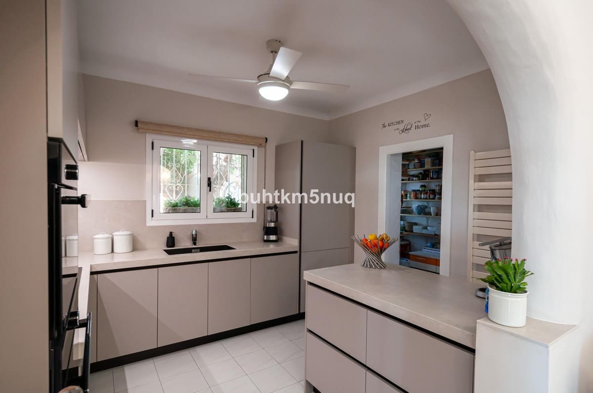 4 makuuhuone Huvila myytävänä paikassa Calpe / Calp mukana uima-altaan - 870 000 € (Ref: 9496602)