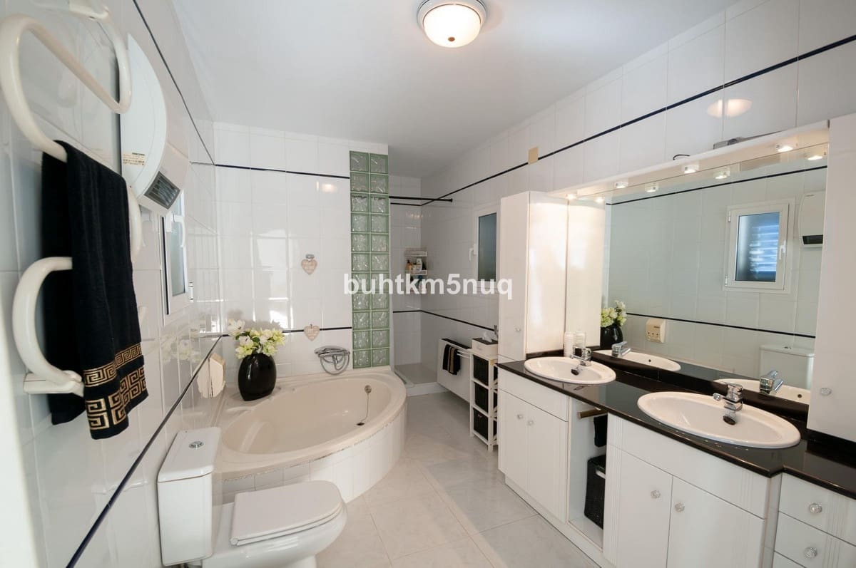 4 makuuhuone Huvila myytävänä paikassa Calpe / Calp mukana uima-altaan - 870 000 € (Ref: 9496602)