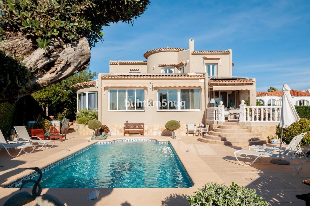 4 makuuhuone Huvila myytävänä paikassa Calpe / Calp mukana uima-altaan - 870 000 € (Ref: 9496602)