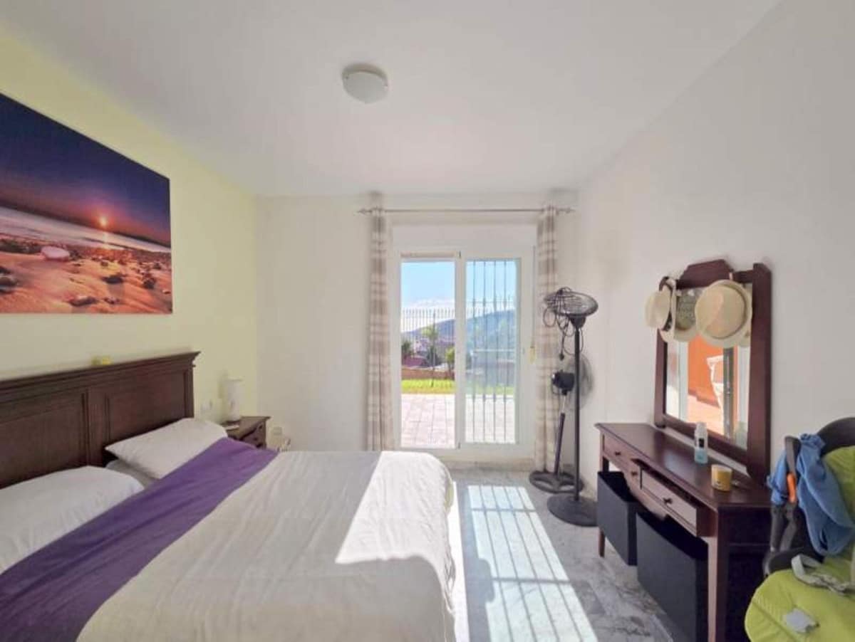 2 bedroom Apartment for sale in La Duquesa / Puerto de la Duquesa - € 280,000 (Ref: 9496605)