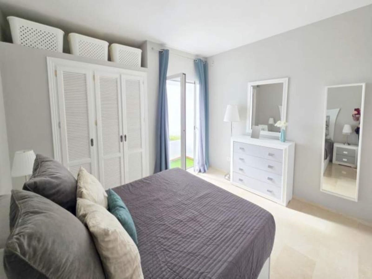 2 bedroom Penthouse for sale in La Duquesa / Puerto de la Duquesa - € 295,000 (Ref: 9496606)