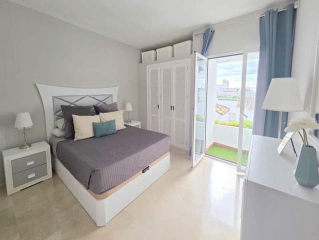 Ático de 2 habitaciones en La Duquesa / Puerto de la Duquesa, Manilva en venta - 295.000 € (Ref: 9496606)