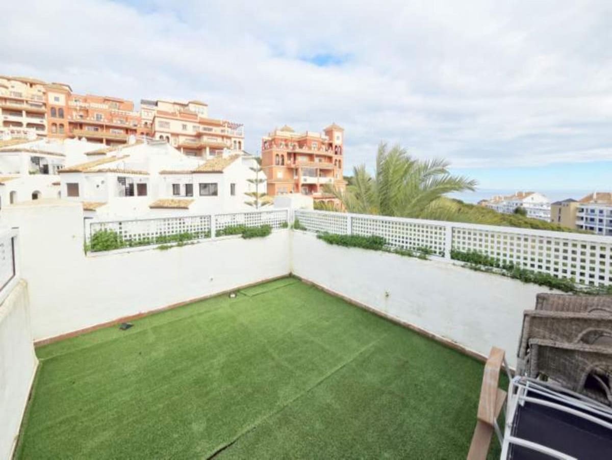 2 bedroom Penthouse for sale in La Duquesa / Puerto de la Duquesa - € 295,000 (Ref: 9496606)