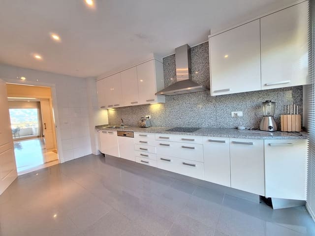 3 soveværelse Penthouse til salg i Puerto Banus, Marbella - € 1.590.000 (Ref: 9498055)