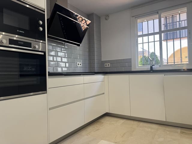 5 bedroom Townhouse for sale in Casco Antiguo, Marbella - € 850,000 (Ref: 9503655)