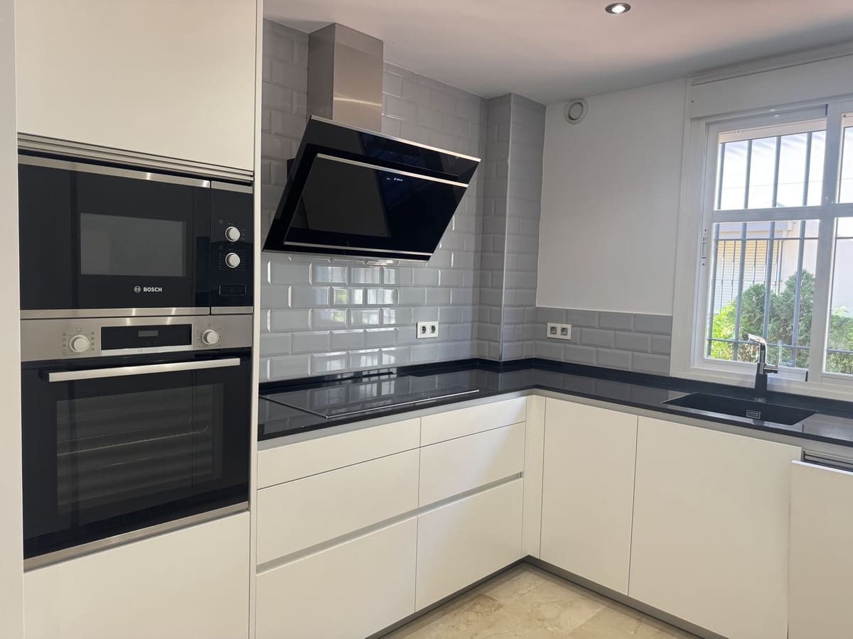 5 bedroom Townhouse for sale in Marbella - € 850,000 (Ref: 9503655)